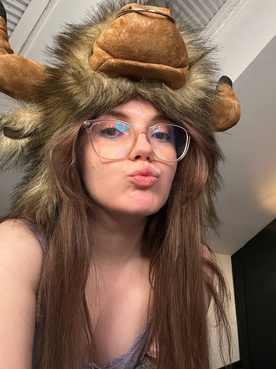 Runa 054 takes picture of herself