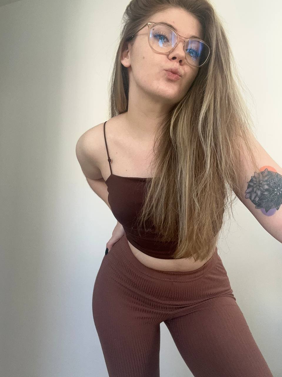 Runa 054 takes picture of herself in in leggings