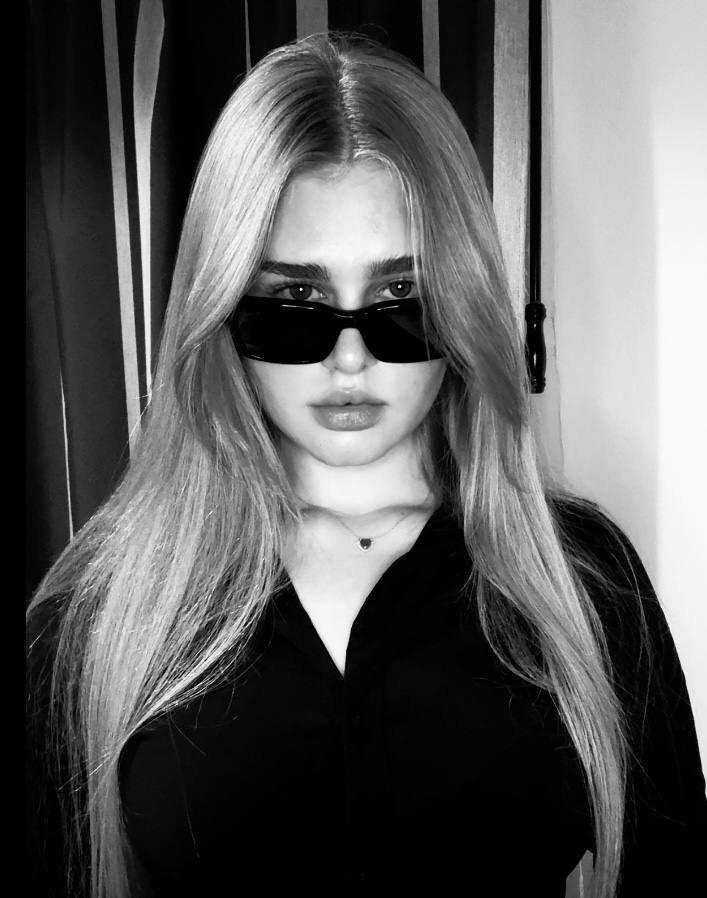 Caroline054